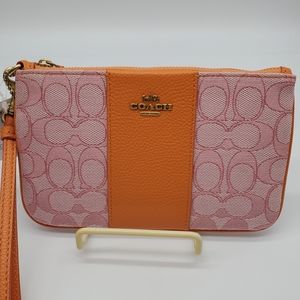 🎁Coach Wristlet in Signature  Jacquard